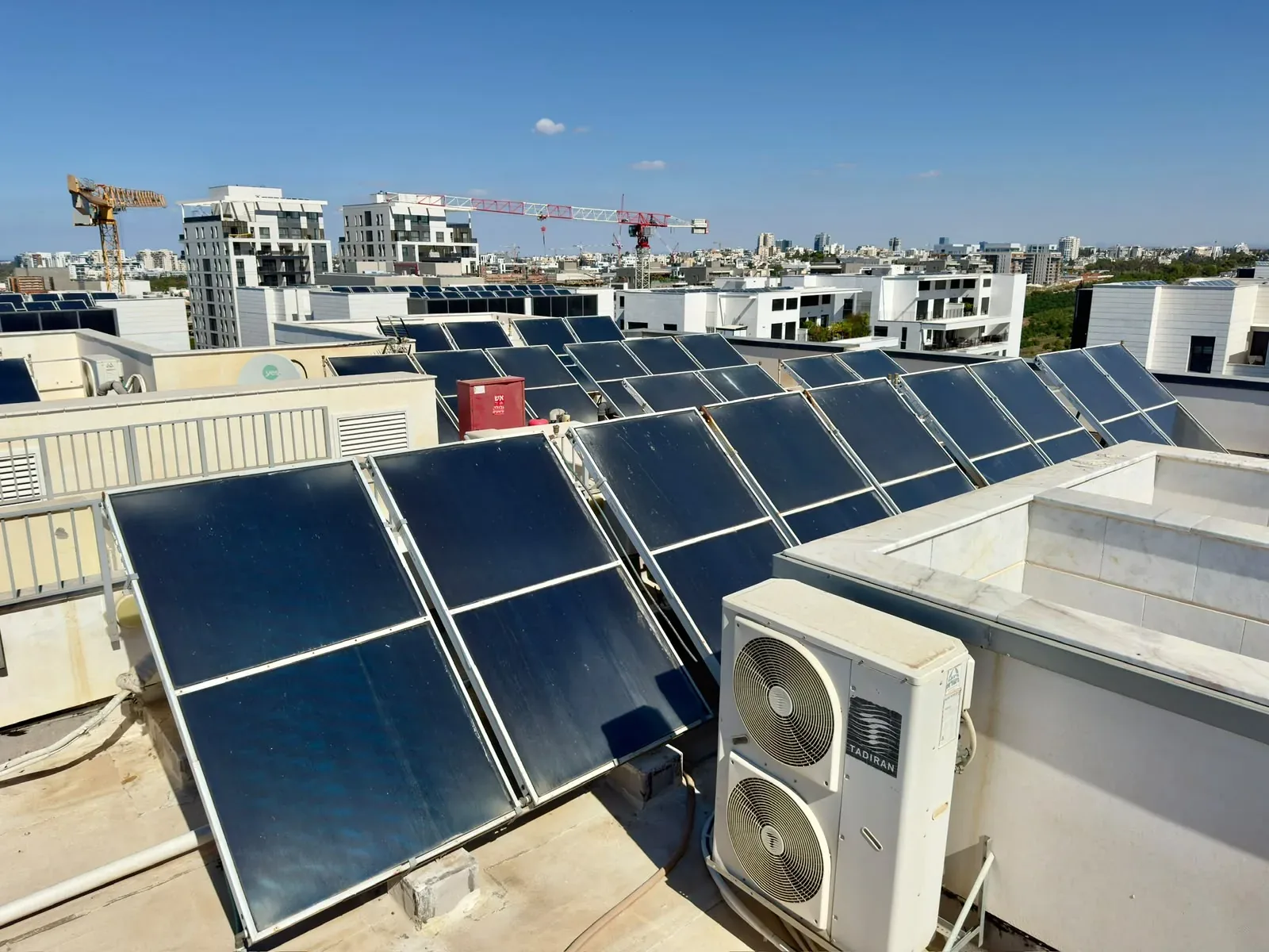 מבנה מערכת סולארית מרכזית לחימום מים על גג בניין