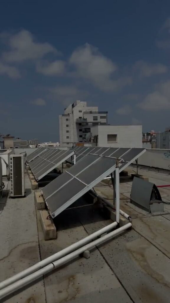 מערכת סולארית מרכזית לחימום מים על גג בניין מגורים