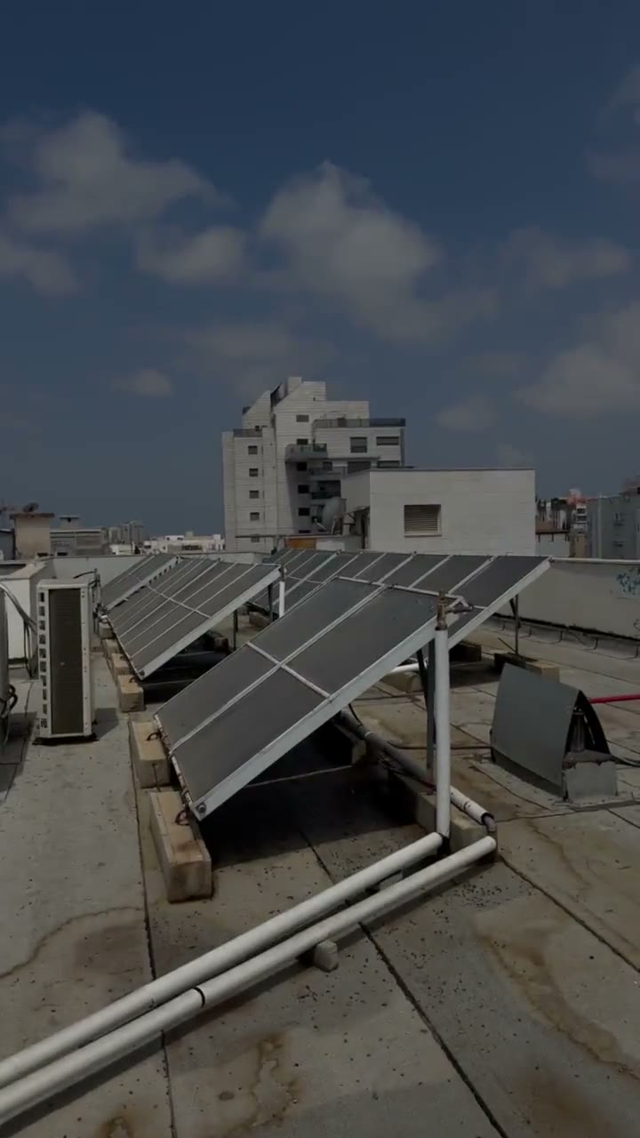 מערכת סולארית מרכזית לחימום מים על גג בניין מגורים