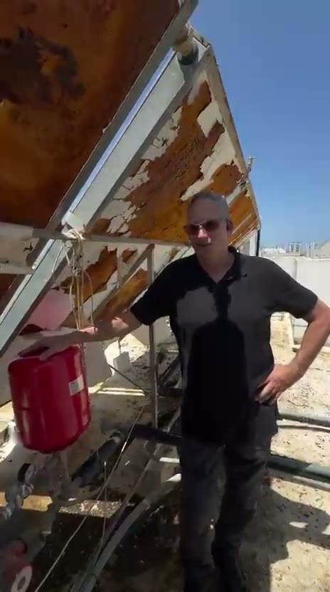 שיקום מערכת סולארית ותיקה לחימום מים - צוות מקור הטבע על הגג
