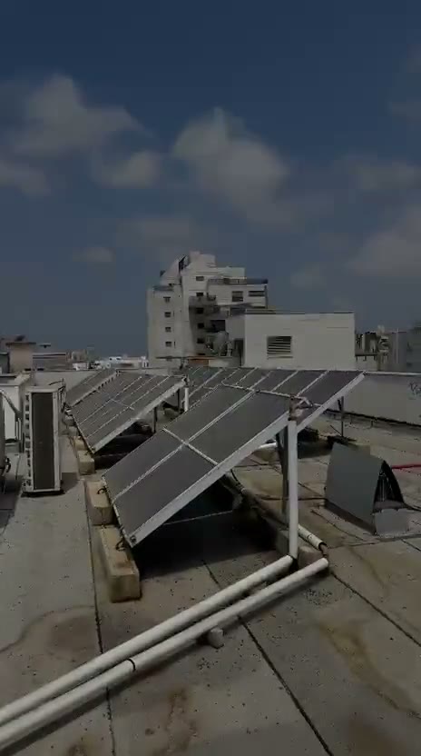 קולטים סולאריים על גג בניין מגורים