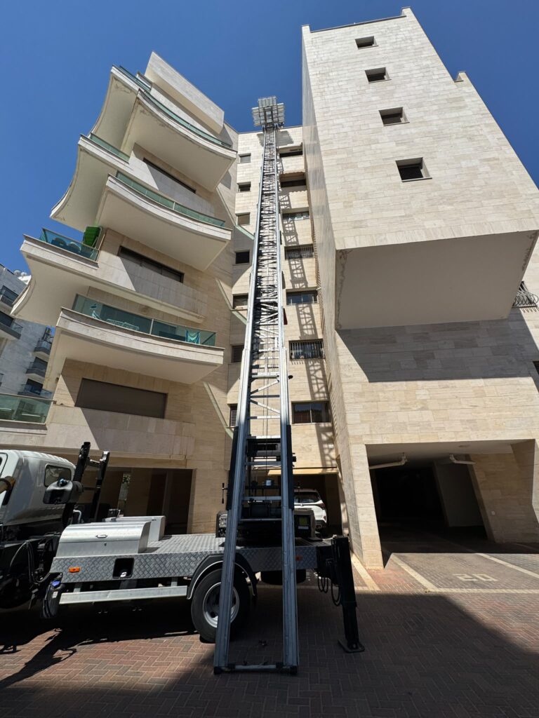 העלאת ציוד לגג לצורך עבודה על מערכת סולארית מרכזית לחימום מים