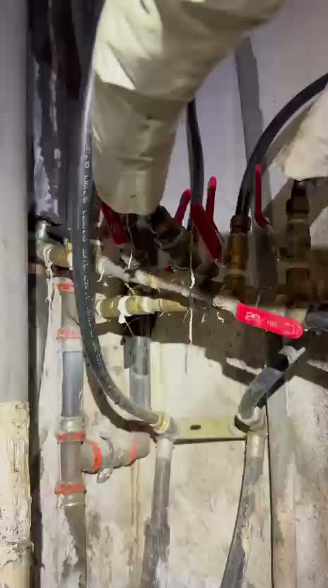 שסתומים וצנרת במערכת סולארית מרכזית לחימום מים