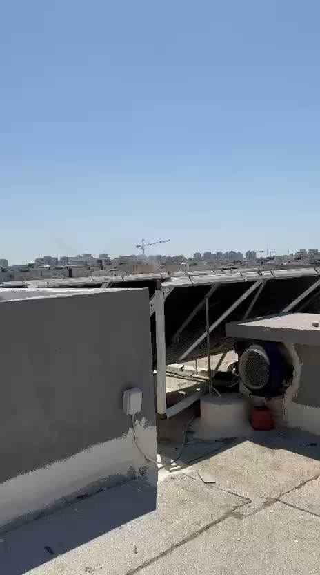 קולטי שמש שטוחים לחימום מים על גג בניין בישראל