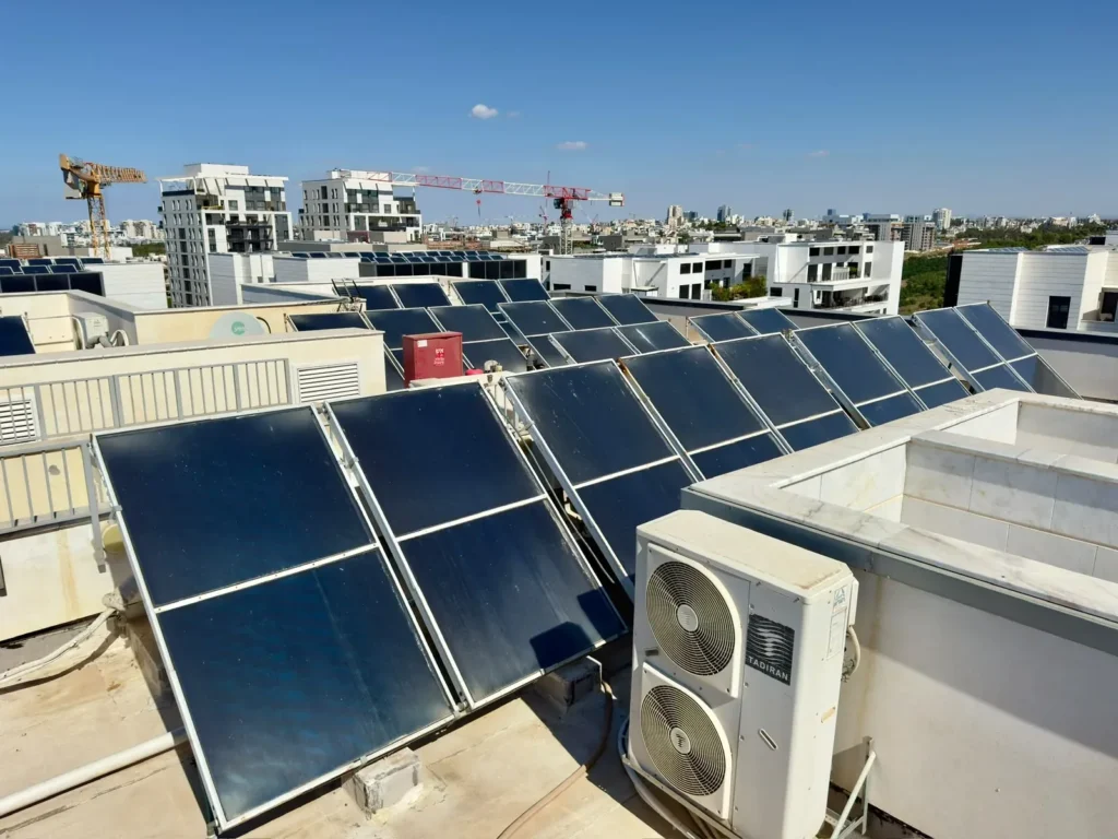 קולטים וצנרת במערכת חימום מים מרכזית על גג — צילום כללי מעבודות מקור הטבע
